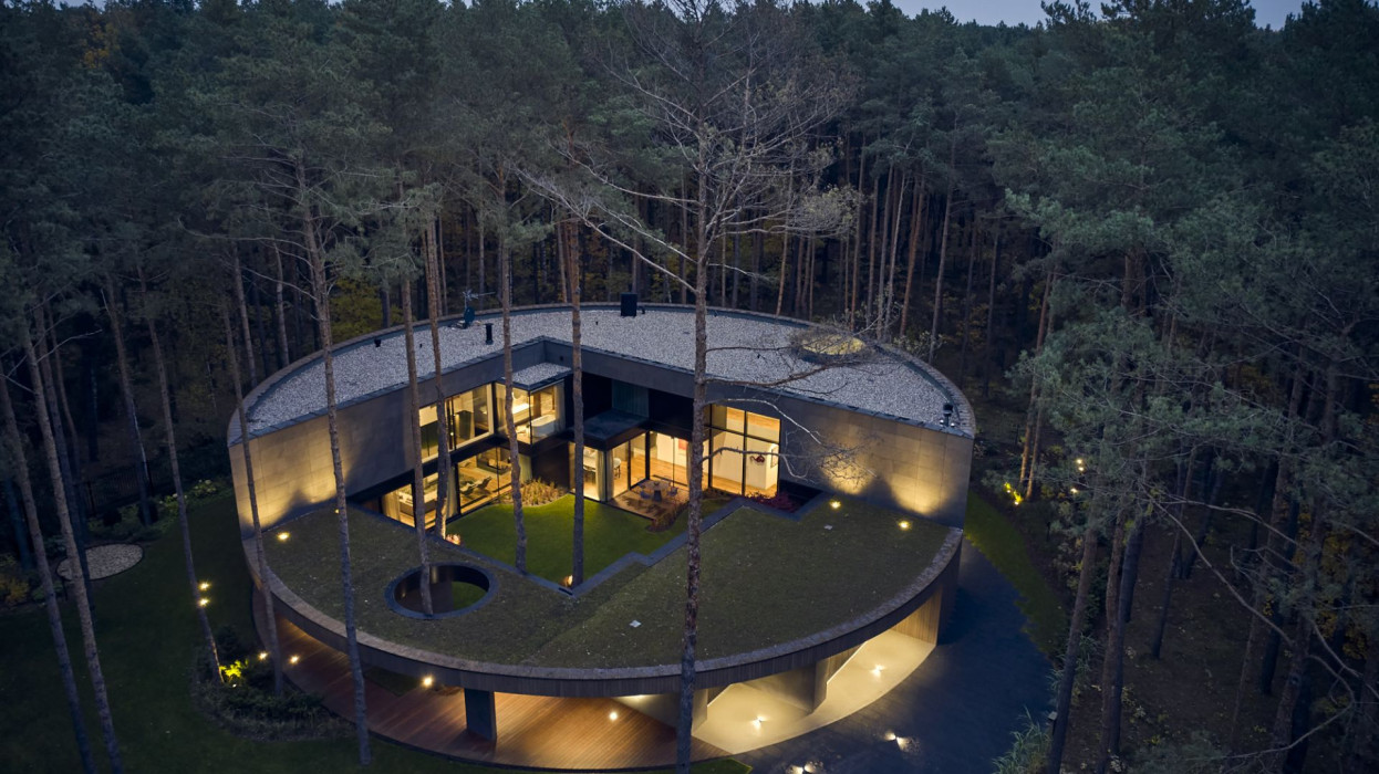 Dom wk1 w lesie nad jeziorem