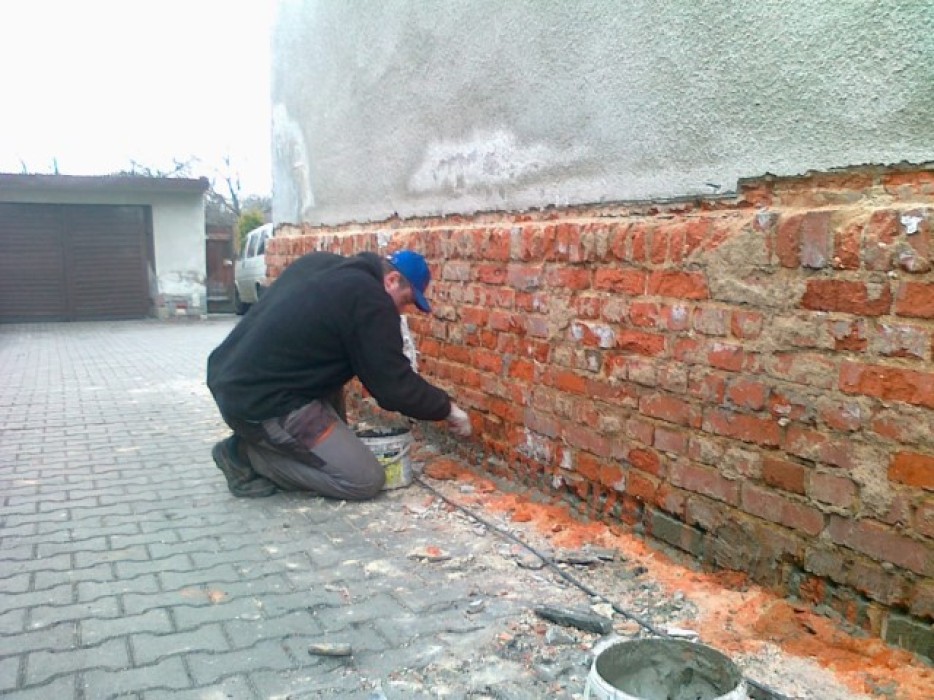 Osuszanie ścian metodą iniekcji krystalicznej, izolacja przeciwwilgociowa murów